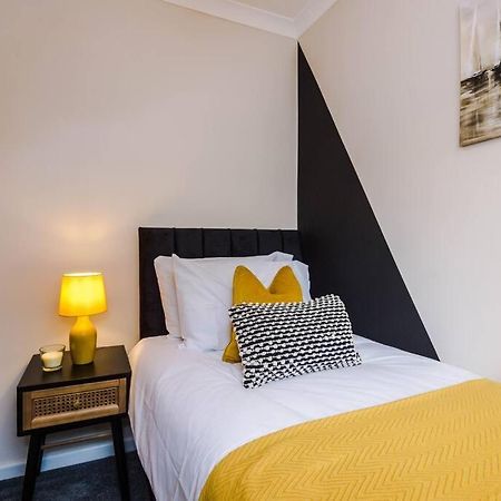Cheerful 3 Bedroom Home With Parking Near Chester Saughall المظهر الخارجي الصورة