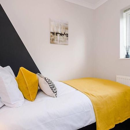 Cheerful 3 Bedroom Home With Parking Near Chester Saughall المظهر الخارجي الصورة