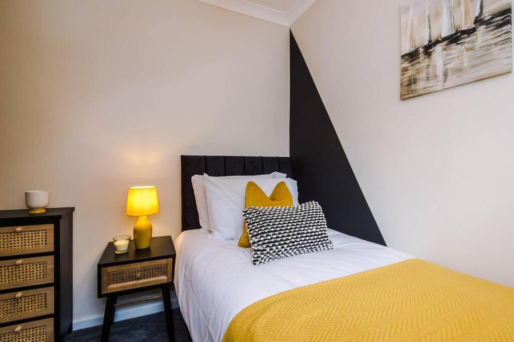 Cheerful 3 Bedroom Home With Parking Near Chester Saughall المظهر الخارجي الصورة
