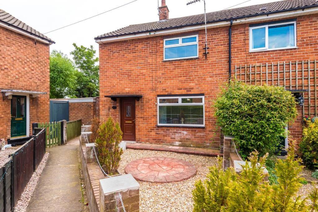 Cheerful 3 Bedroom Home With Parking Near Chester Saughall المظهر الخارجي الصورة