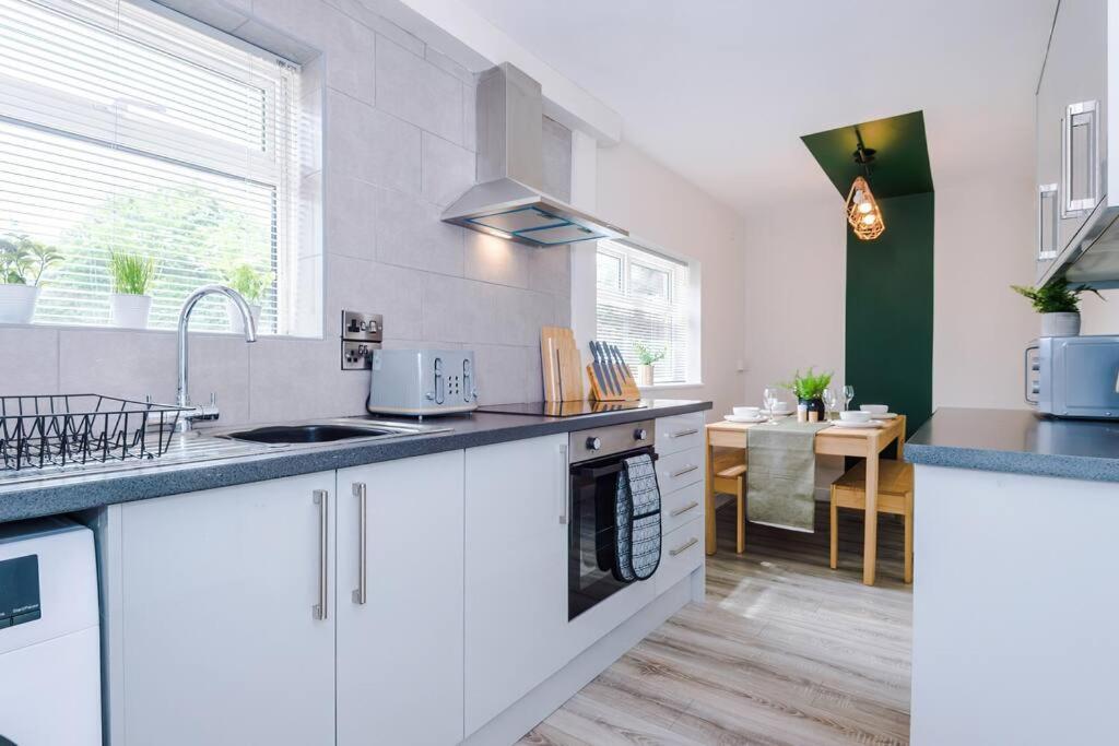 Cheerful 3 Bedroom Home With Parking Near Chester Saughall المظهر الخارجي الصورة