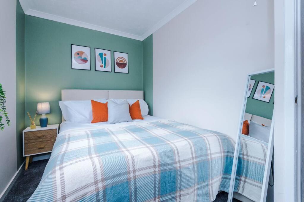 Cheerful 3 Bedroom Home With Parking Near Chester Saughall المظهر الخارجي الصورة