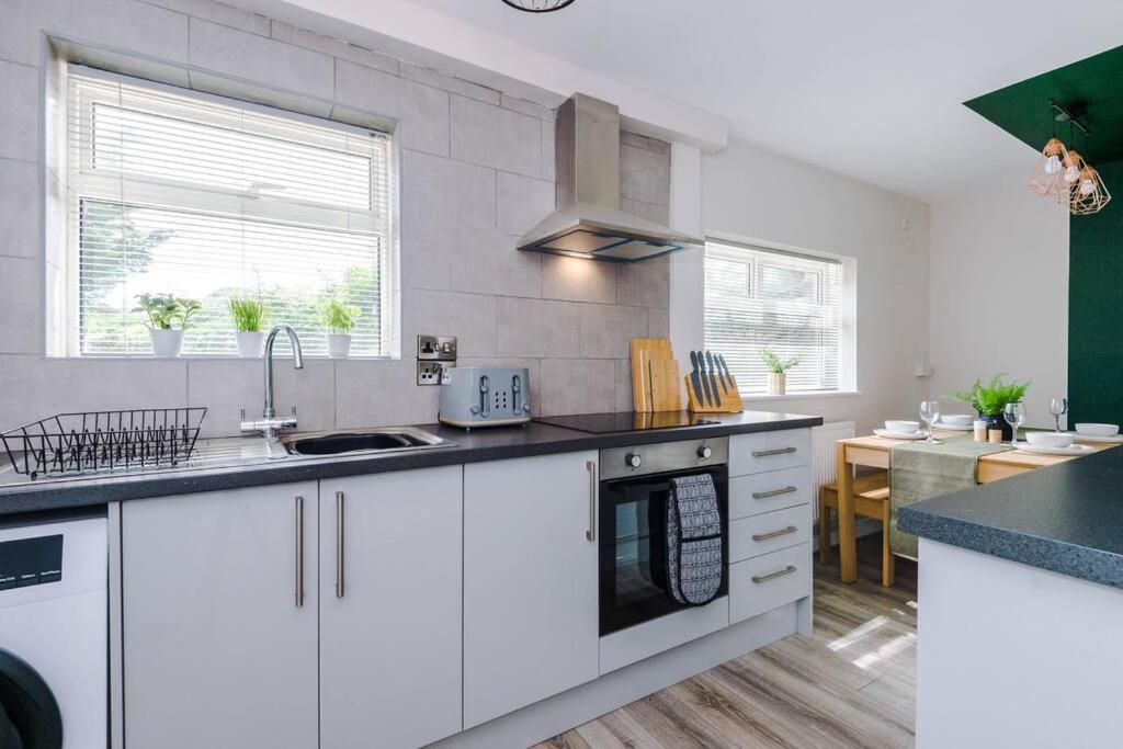 Cheerful 3 Bedroom Home With Parking Near Chester Saughall المظهر الخارجي الصورة