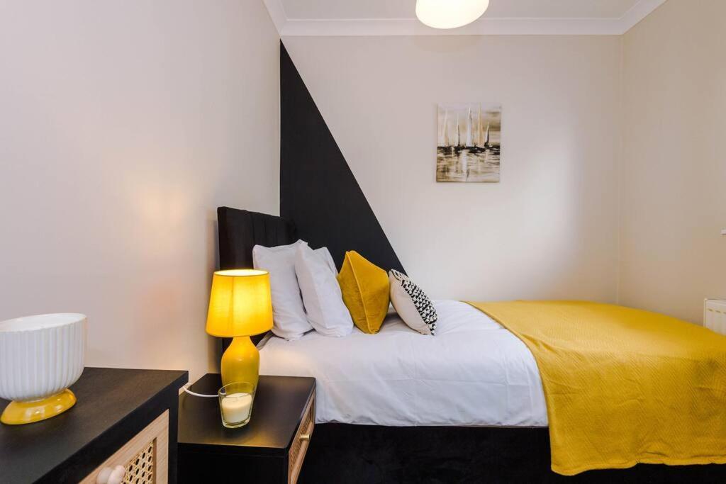 Cheerful 3 Bedroom Home With Parking Near Chester Saughall المظهر الخارجي الصورة