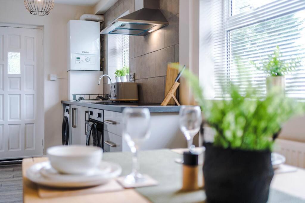 Cheerful 3 Bedroom Home With Parking Near Chester Saughall المظهر الخارجي الصورة