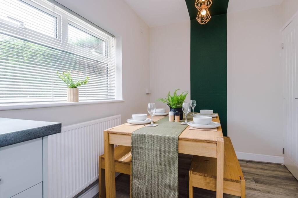 Cheerful 3 Bedroom Home With Parking Near Chester Saughall المظهر الخارجي الصورة