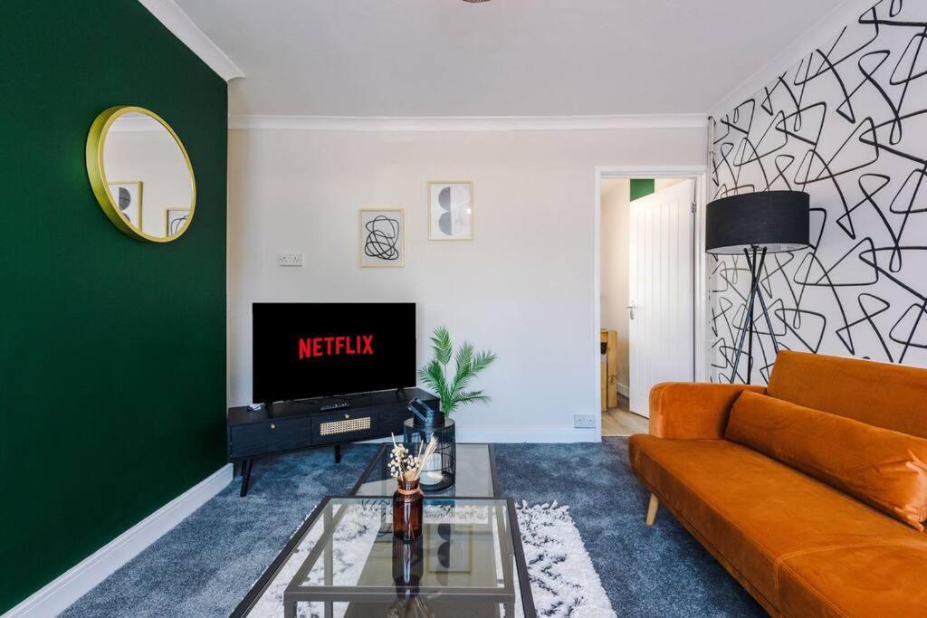 Cheerful 3 Bedroom Home With Parking Near Chester Saughall المظهر الخارجي الصورة