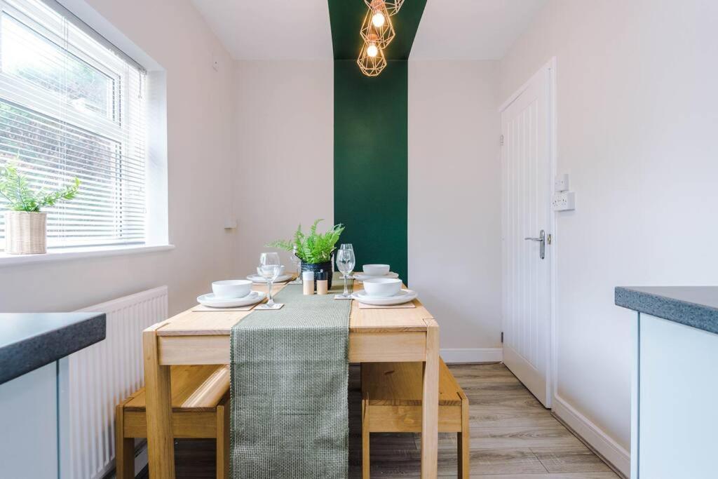 Cheerful 3 Bedroom Home With Parking Near Chester Saughall المظهر الخارجي الصورة