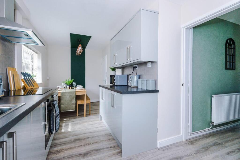 Cheerful 3 Bedroom Home With Parking Near Chester Saughall المظهر الخارجي الصورة