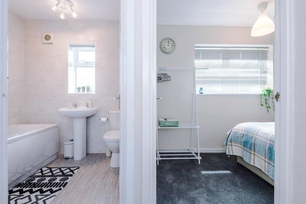 Cheerful 3 Bedroom Home With Parking Near Chester Saughall المظهر الخارجي الصورة