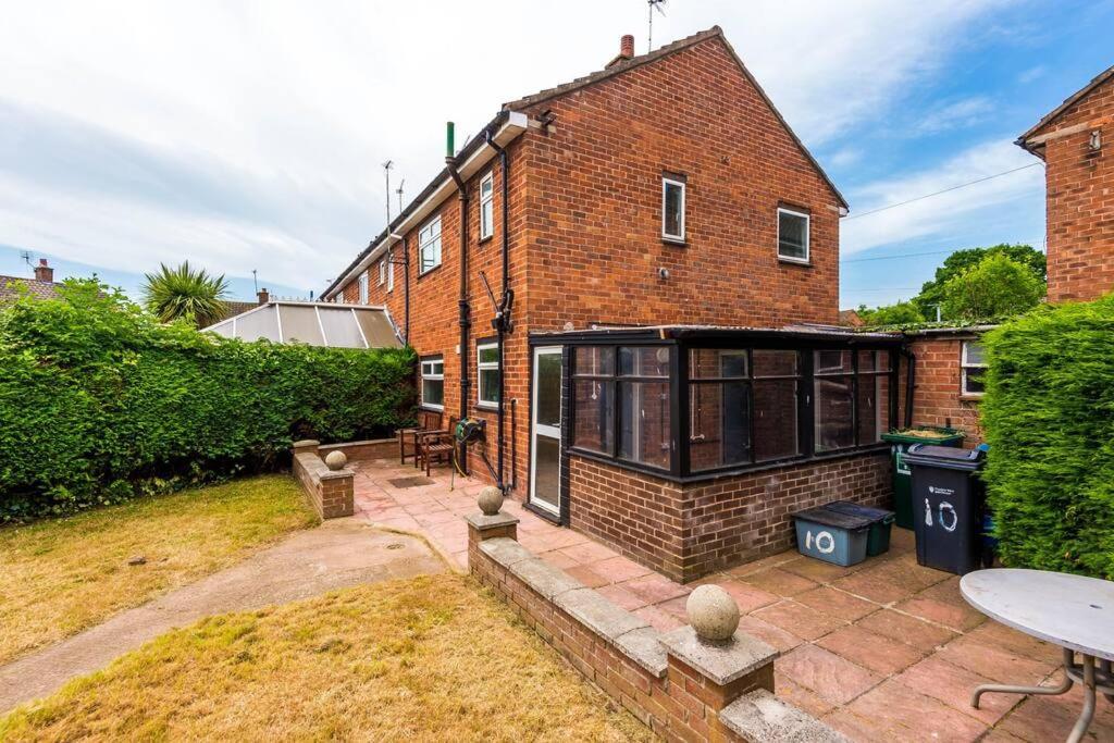 Cheerful 3 Bedroom Home With Parking Near Chester Saughall المظهر الخارجي الصورة