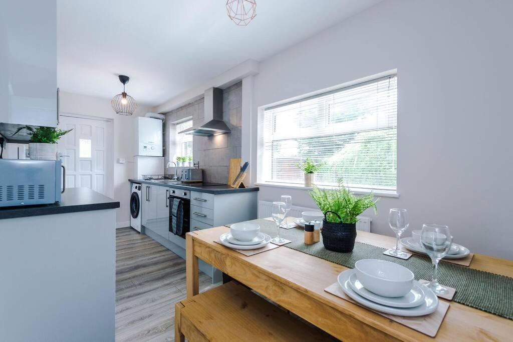 Cheerful 3 Bedroom Home With Parking Near Chester Saughall المظهر الخارجي الصورة