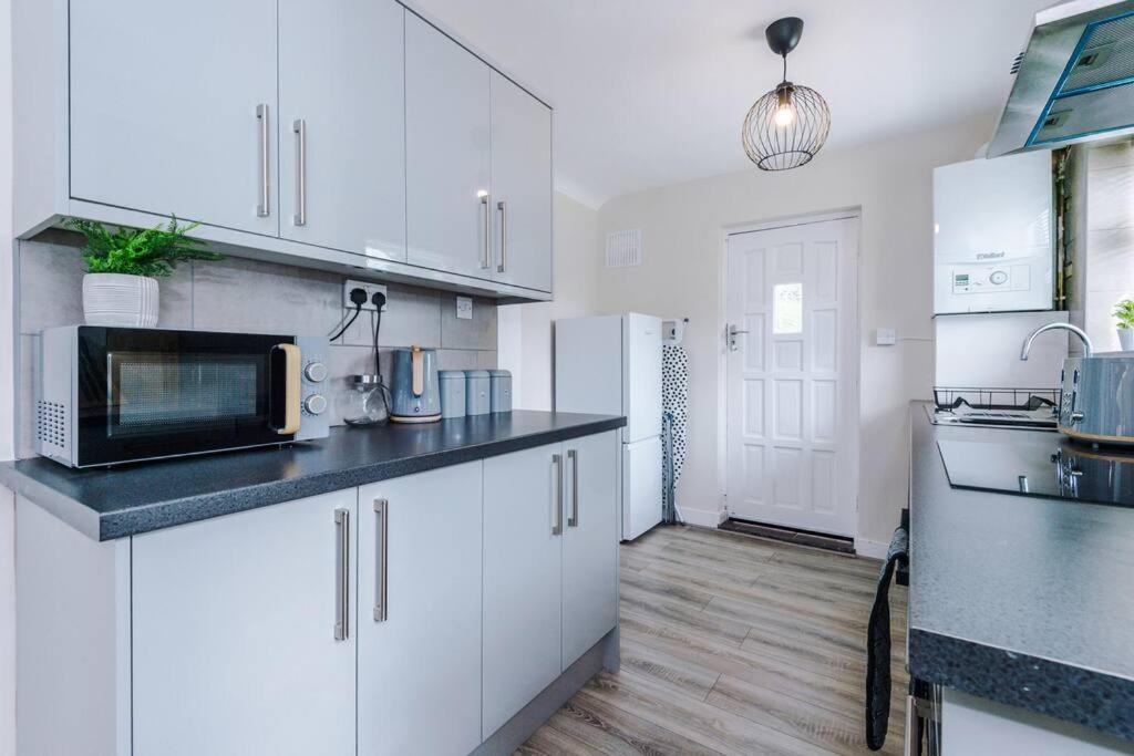 Cheerful 3 Bedroom Home With Parking Near Chester Saughall المظهر الخارجي الصورة