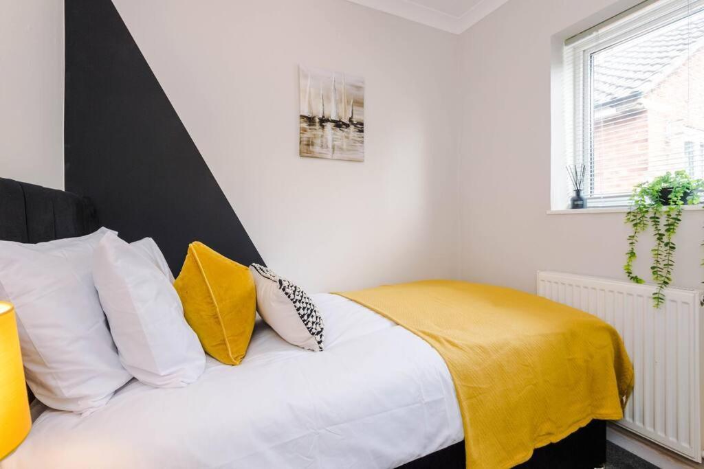 Cheerful 3 Bedroom Home With Parking Near Chester Saughall المظهر الخارجي الصورة