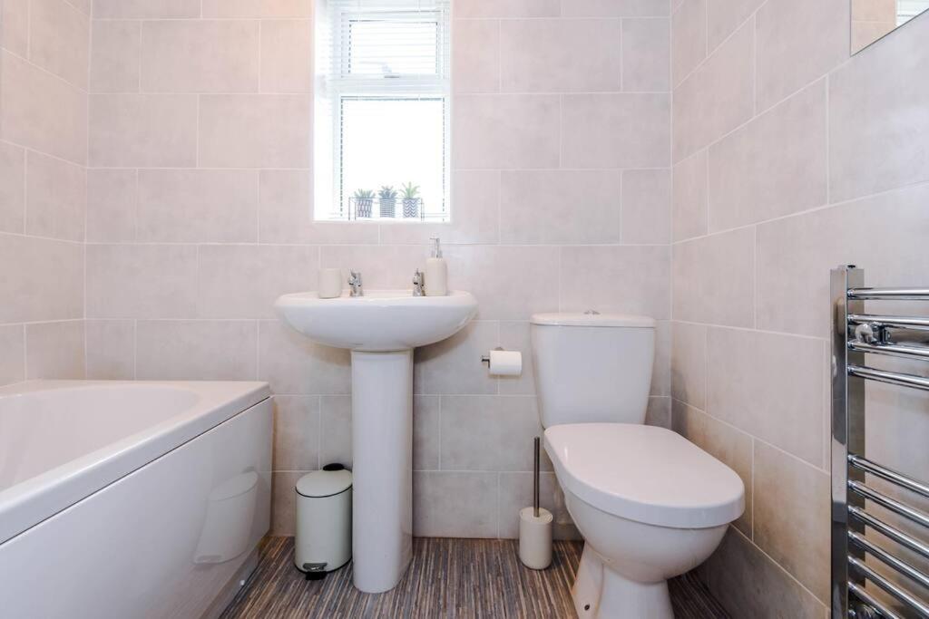 Cheerful 3 Bedroom Home With Parking Near Chester Saughall المظهر الخارجي الصورة