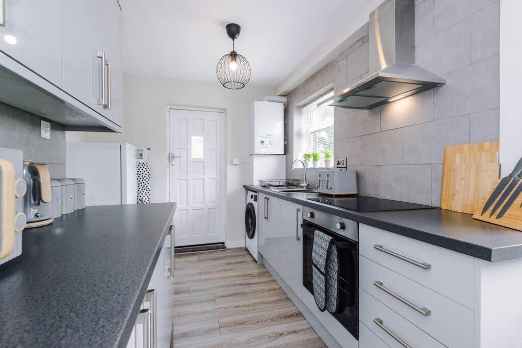 Cheerful 3 Bedroom Home With Parking Near Chester Saughall المظهر الخارجي الصورة