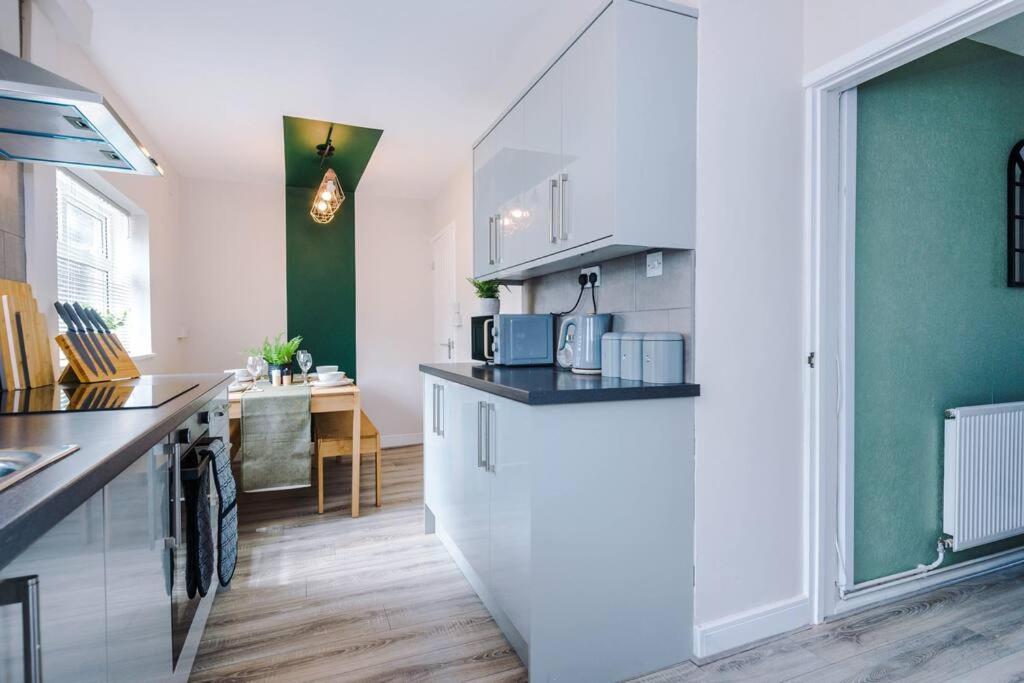 Cheerful 3 Bedroom Home With Parking Near Chester Saughall المظهر الخارجي الصورة