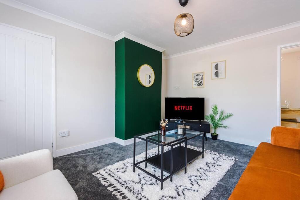 Cheerful 3 Bedroom Home With Parking Near Chester Saughall المظهر الخارجي الصورة